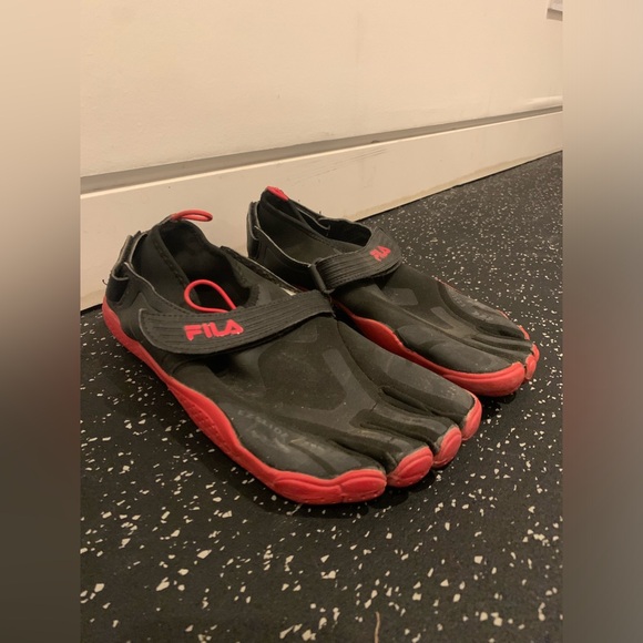 FILA men’s skele-toes size US 9 toe sock shoes red black sport shoe runners - Picture 2 of 4